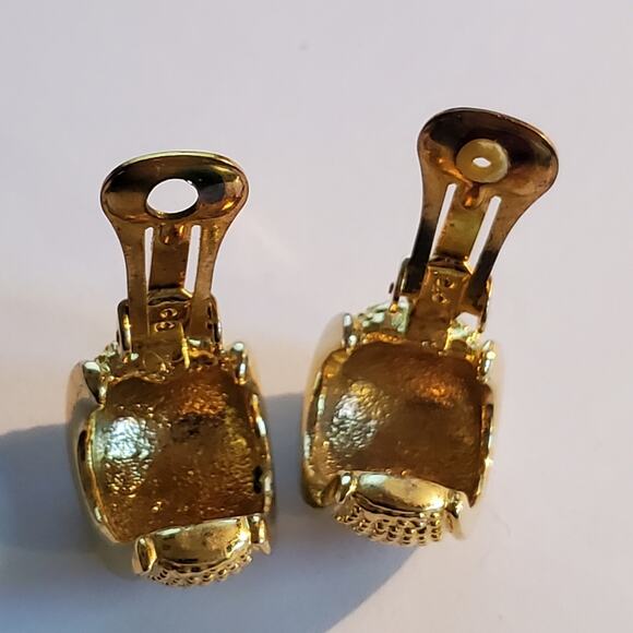Vintage Gold tone metal chunky slip on earrings 1" Excellent condition - Picture 4 of 7